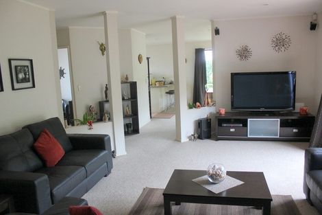 Photo of property in 102 Kingdale Road, Henderson, Auckland, 0610