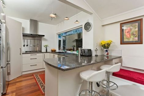 Photo of property in 2/10a Wernham Place, Northcote, Auckland, 0626