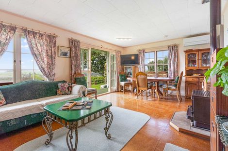 Photo of property in 5 Mcleod Road, South Head, Helensville, 0874