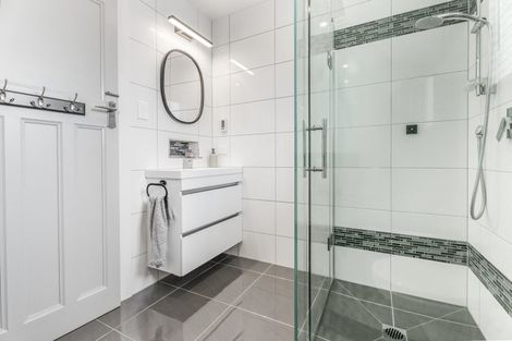 Photo of property in 9a North Avenue, Narrow Neck, Auckland, 0624