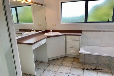 Photo of property in 2/90 Pupuke Road, Hillcrest, Auckland, 0627