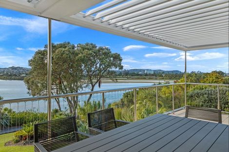 Photo of property in 42 Pohutukawa Avenue, Red Beach, 0932