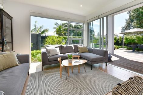 Photo of property in 52 Walton Street, Red Beach, 0932