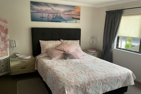 Photo of property in 16 Keating Rise, Northcross, Auckland, 0632