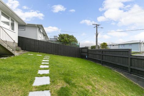 Photo of property in 15 Link Road, Newlands, Wellington, 6037