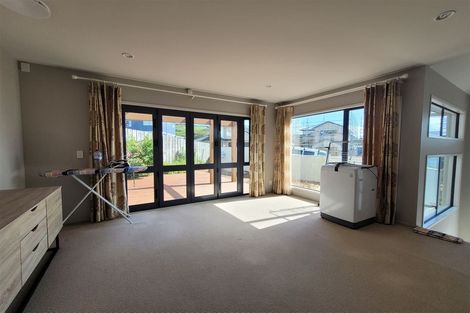 Photo of property in 28 Tamworth Crescent, Newlands, Wellington, 6037