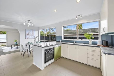 Photo of property in 34 Beechdale Crescent, Pakuranga Heights, Auckland, 2010