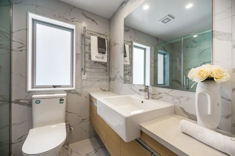 Photo of property in 2/128 Sunset Road, Unsworth Heights, Auckland, 0632