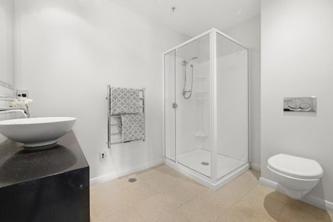 Photo of property in 72 Devonport Road, Tauranga, 3110