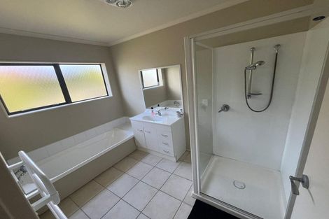 Photo of property in 27 James Nairn Grove, Riverstone Terraces, Upper Hutt, 5018