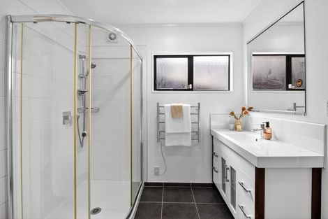 Photo of property in 11 Longview Rise, Massey, Auckland, 0614