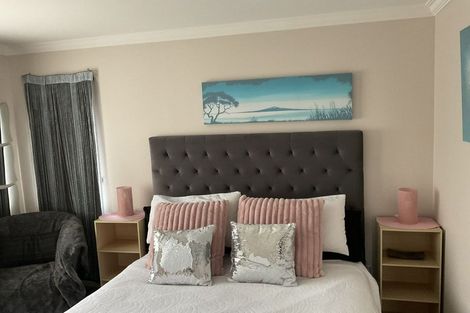 Photo of property in 16 Keating Rise, Northcross, Auckland, 0632