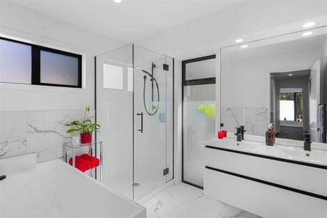 Photo of property in 2/11 Belleview Terrace, Mount Pleasant, Christchurch, 8081