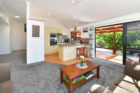 Photo of property in 4 Grovenor Drive, Orewa, 0931