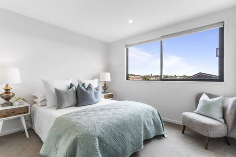 Photo of property in 2/8 Chivalry Road, Glenfield, Auckland, 0629