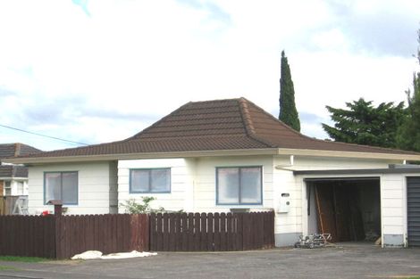 Photo of property in 2/129 Bruce Mclaren Road, Henderson, Auckland, 0612