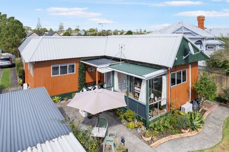 Photo of property in 2/2a Eskdale Road, Birkdale, Auckland, 0626