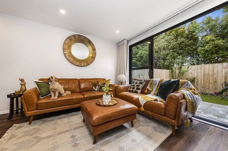 Photo of property in 18 Tokai Place, Glen Eden, 0602