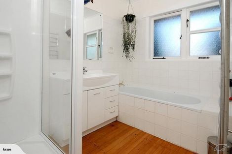 Photo of property in 1/74 Pupuke Road, Hillcrest, Auckland, 0627