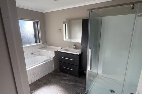 Photo of property in 1 Claremont Way, East Tamaki Heights, Auckland, 2016