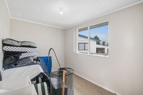 Photo of property in 2/26 Parakai Avenue, Parakai, 0830