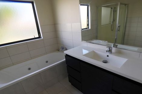 Photo of property in 32 Riverstone Road, Te Atatu Peninsula, Auckland, 0610