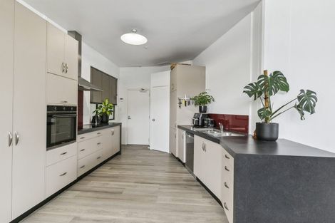 Photo of property in Endeavour Apartments, 18/125u Thorndon Quay, Pipitea, Wellington, 6011