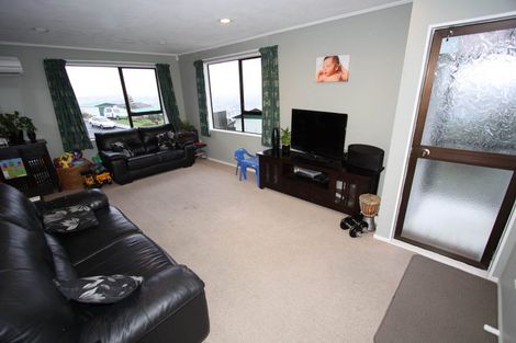 Photo of property in 15 Rice Crescent, Newlands, Wellington, 6037