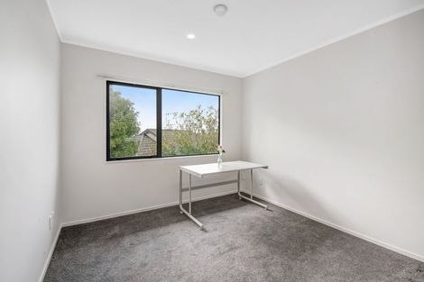 Photo of property in 2/9 Mossop Rise, Glenfield, Auckland, 0629