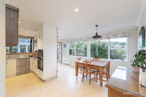 Photo of property in 8 Te Whiti Grove, Korokoro, Lower Hutt, 5012