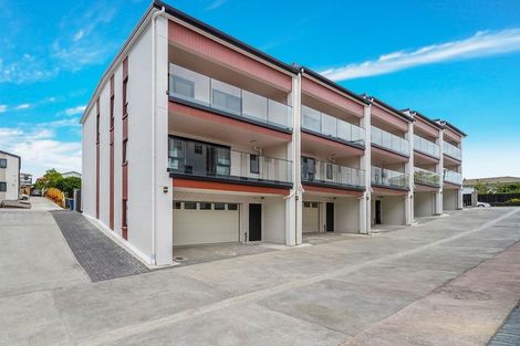 Photo of property in 2- 4 Alston Avenue, Kelston, Auckland, 0602