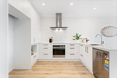 Photo of property in 6 Park Green Avenue, Rosehill, 2113