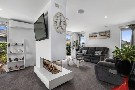 Photo of property in 60 Butterworth Crescent, Papamoa Beach, Papamoa, 3118