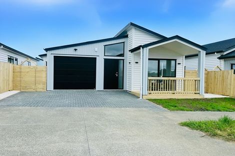 Photo of property in 17 Cronshaw Road, Karaka, 2113