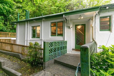 Photo of property in 79 Garden Road, Northland, Wellington, 6012