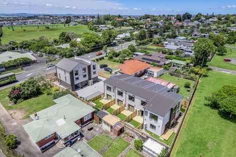 Photo of property in 4/504 Don Buck Road, Massey, Auckland, 0614