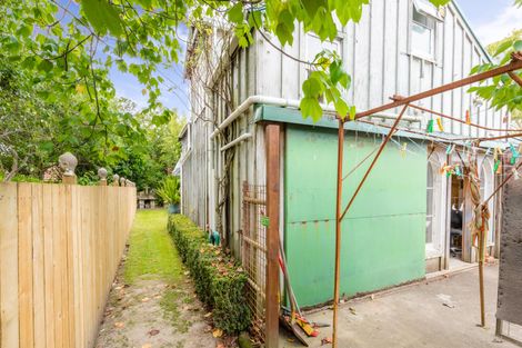 Photo of property in 2 Kaponga Crescent, New Lynn, Auckland, 0600