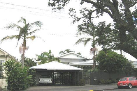 Photo of property in 11 Waterview Road, Stanley Point, Auckland, 0624