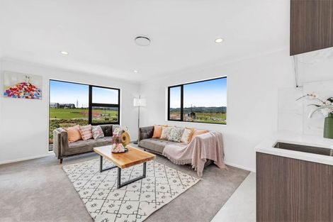 Photo of property in 48 Emerald Avenue, Rosehill, 2113