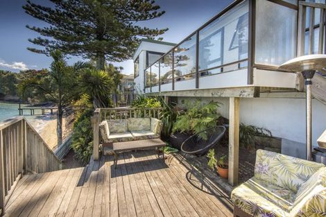 Photo of property in 5 Stanley Point Road, Stanley Point, Auckland, 0624