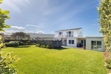 Photo of property in 115 Field Way, Waikanae Beach, Waikanae, 5036