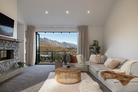 Photo of property in 1 Goldleaf Hill, Queenstown, 9300