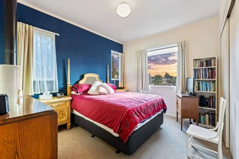 Photo of property in 2/30 Sunset Road, Unsworth Heights, Auckland, 0632