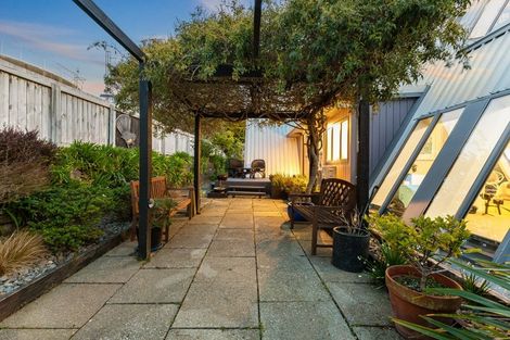 Photo of property in 112 Gloaming Hill, Titahi Bay, Porirua, 5022