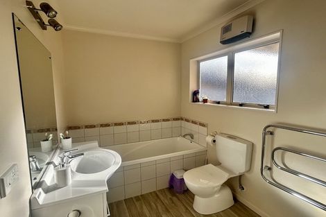 Photo of property in 9a Gandalf Crescent, Paraparaumu, 5032