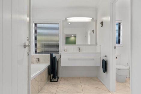 Photo of property in 13 Parkland Rise, Omokoroa, 3114