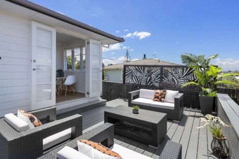 Photo of property in 32 Neil Avenue, Te Atatu Peninsula, Auckland, 0610