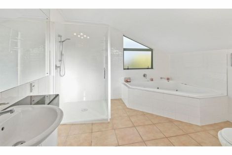 Photo of property in 2/11 The Rosebowl, Sunnyhills, Auckland, 2010