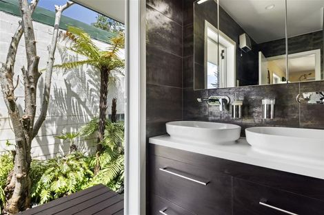 Photo of property in 1/107 Nile Road, Milford, Auckland, 0620
