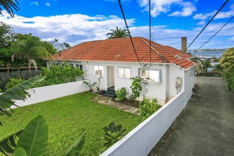 Photo of property in 1/91 Queen Street, Northcote Point, Auckland, 0627